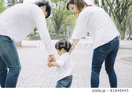 わがままを言う男の子と両親 81846945