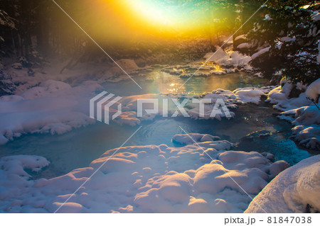 長野県　冬の唐沢鉱泉源泉 81847038