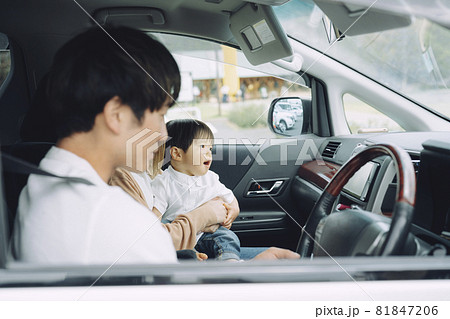 ドライブ 車に乗る家族 笑顔 の写真素材