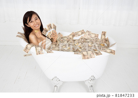 札束や金貨の有る札束風呂に浸かっている女性 札束や金貨の有る札束風呂に浸かっている女性 81847233