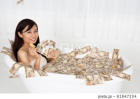 札束や金貨の有る札束風呂に浸かっている女性 81847234