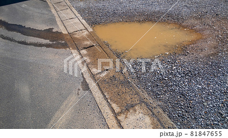 砂利の駐車場の水たまり 81847655