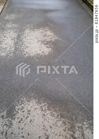 雨上がりの湿った路面 81847656