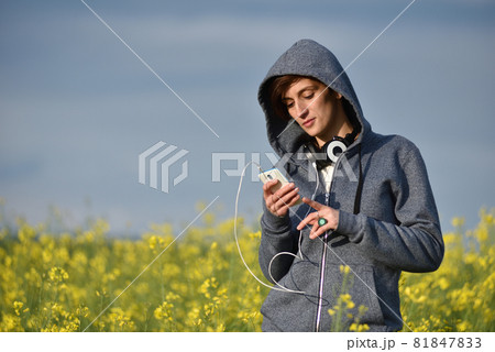 Young woman using smartphone in the nature 81847833