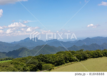 高原の牧場　群馬県神津牧場から妙義山方面の展望 81848888