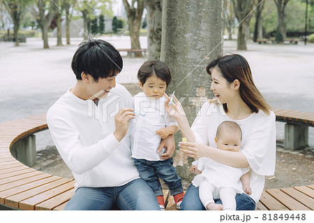 シャボン玉で遊ぶファミリー(4人) シャボン玉で遊ぶファミリー(4人) 81849448