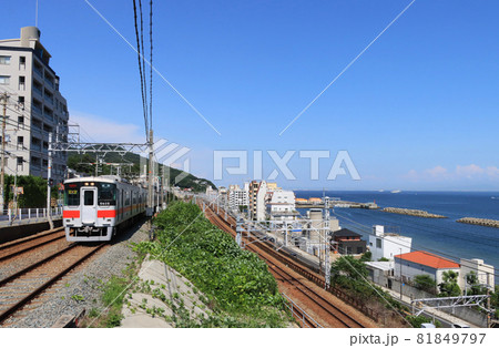 海沿いを走る山陽電鉄の5000系電車と山陽本線 海沿いを走る山陽電鉄の5000系電車と山陽本線 81849797