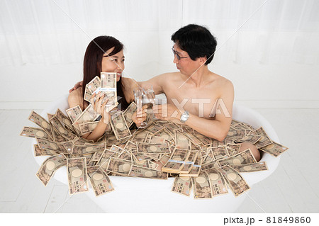 札束風呂に入るバブリーな男女 81849860