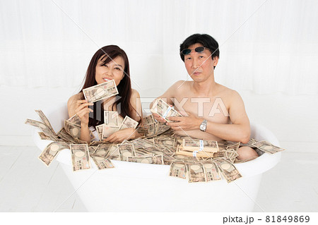 札束風呂に入るバブリーな男女 81849869