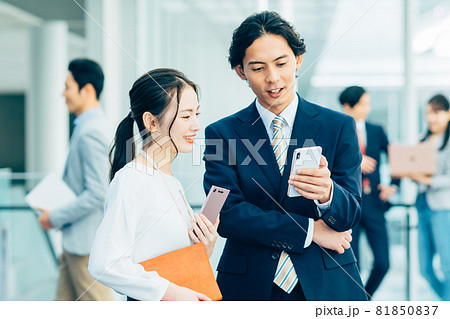 オフィスでスマホを見る若いビジネスマン 81850837