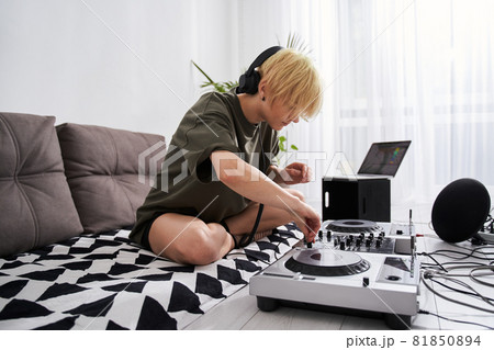 Woman adjusting her dj console 81850894