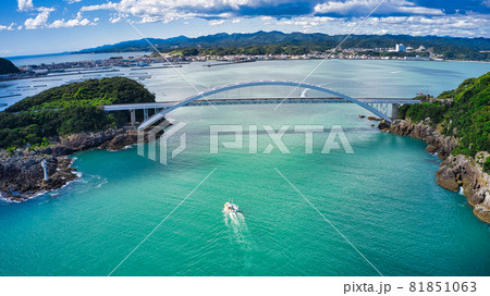 和歌山県本州最南端の町である串本町と紀伊大島を結ぶ「くしもと大橋」をドローン空撮! 和歌山県本州最南端の町である串本町と紀伊大島を結ぶ「くしもと大橋」をドローン空撮! 81851063