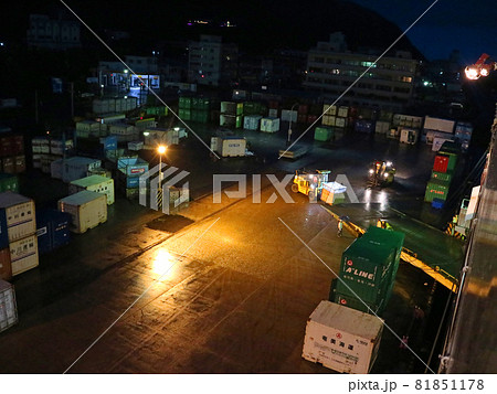 名瀬港の真夜中の貨物の積み下ろし 81851178