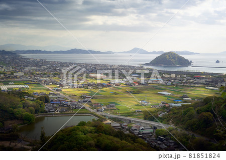 美しい田園や瀬戸内海、街並みが見える風景。愛媛県松山市北条で撮影。 81851824