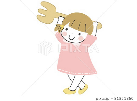 ごはんが楽しみでワクワクしながら笑顔でフォークを運ぶかわいい女の子のイラスト素材
