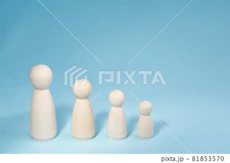 Wooden figurines standing in a row from high to low. Concept person growth on blue background. Management strategy. Leadership concept. Teamwork Wooden figurines standing in a row from high to low. Concept person growth on blue background. Management strategy. Leadership concept. Teamwork 81853570