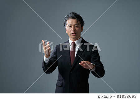 男性　ビジネス　プレゼン 81853695