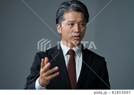 男性　ビジネス　プレゼン 81853697