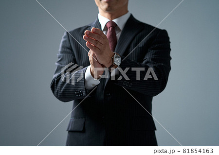 ビジネス 拍手する男性の手元 ビジネス 拍手する男性の手元 81854163