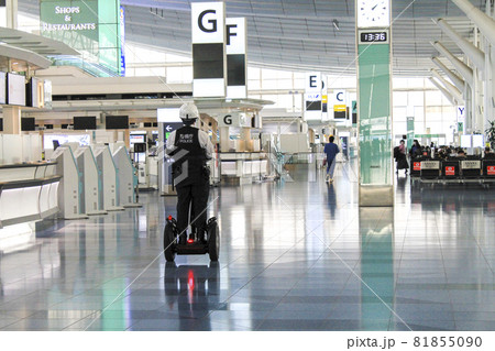 羽田空港第3ターミナル (旧名:国際線ターミナル)　3F出発ロビーをセグウェイで警備する警察官 81855090