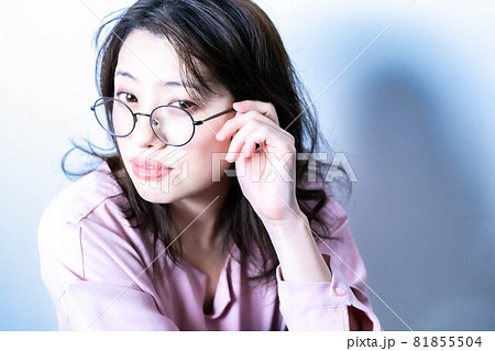 クールビューティーな眼鏡の女性の写真素材