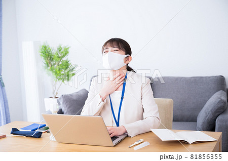 仕事中に喉の不調で苦しむ女性 仕事中に喉の不調で苦しむ女性 81856355
