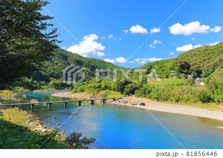 【高知県】盛夏の長生沈下橋(四万十川) 【高知県】盛夏の長生沈下橋(四万十川) 81856446