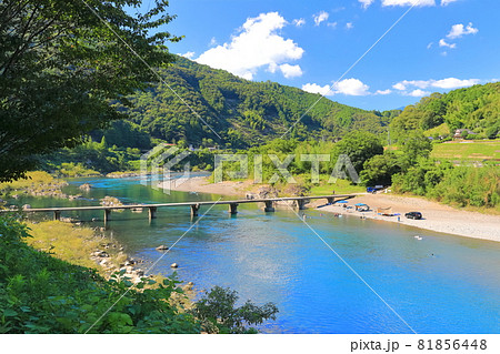 【高知県】盛夏の長生沈下橋（四万十川） 81856448