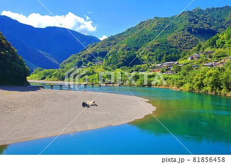 【高知県】盛夏の岩間沈下橋（四万十川） 81856458