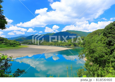 【高知県】盛夏の四万十川と川登橋 【高知県】盛夏の四万十川と川登橋 81856460