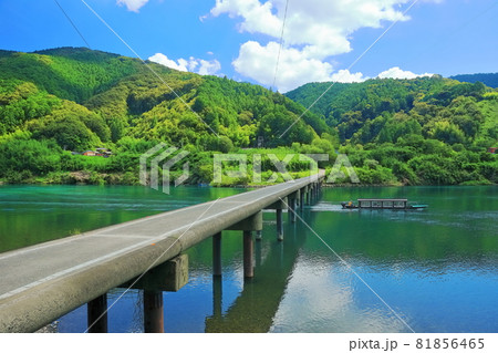 【高知県】快晴下の四万十川と屋形船 【高知県】快晴下の四万十川と屋形船 81856465