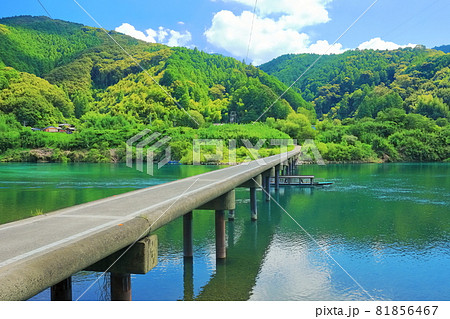 【高知県】快晴下の四万十川と屋形船 81856467