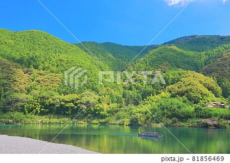 【高知県】快晴下の四万十川と屋形船 81856469