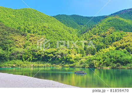 【高知県】快晴下の四万十川と屋形船 81856470