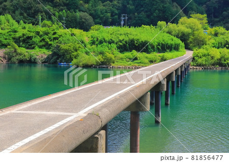 【高知県】盛夏の三里沈下橋（四万十川） 81856477
