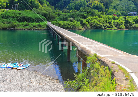 【高知県】盛夏の三里沈下橋（四万十川） 81856479