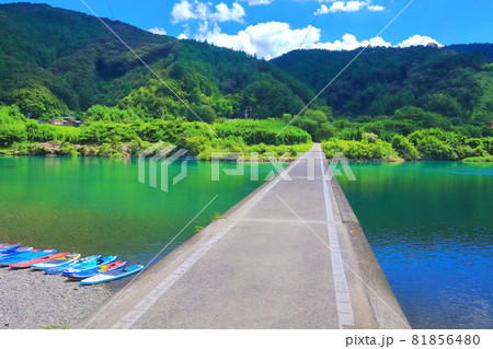 【高知県】盛夏の三里沈下橋(四万十川) 【高知県】盛夏の三里沈下橋(四万十川) 81856480