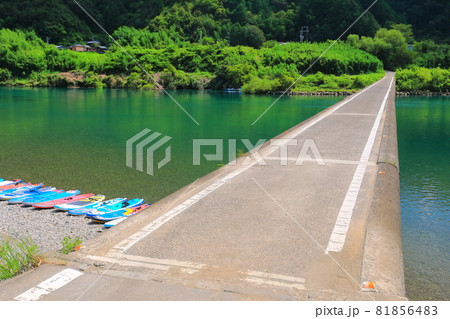 【高知県】盛夏の三里沈下橋（四万十川） 81856483