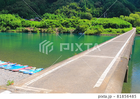 【高知県】盛夏の三里沈下橋（四万十川） 81856485