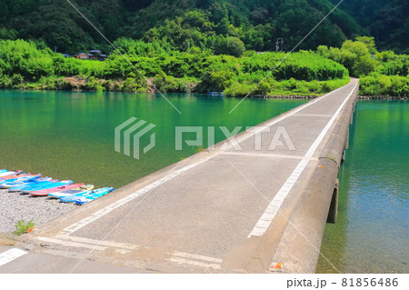 【高知県】盛夏の三里沈下橋（四万十川） 81856486