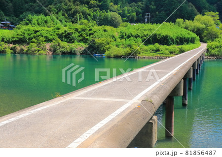 【高知県】盛夏の三里沈下橋（四万十川） 81856487