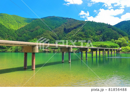 【高知県】盛夏の三里沈下橋（四万十川） 81856488