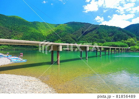 【高知県】盛夏の三里沈下橋（四万十川） 81856489