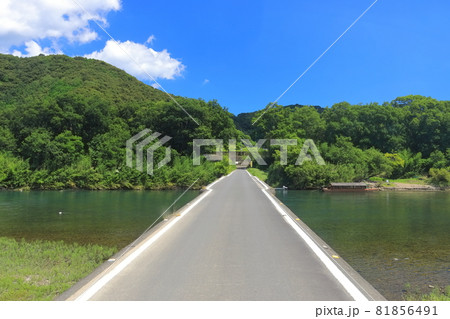 【高知県】盛夏の佐田沈下橋(四万十川) 【高知県】盛夏の佐田沈下橋(四万十川) 81856491