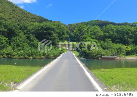 【高知県】盛夏の佐田沈下橋(四万十川) 【高知県】盛夏の佐田沈下橋(四万十川) 81856498