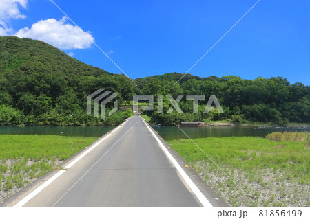 【高知県】盛夏の佐田沈下橋(四万十川) 【高知県】盛夏の佐田沈下橋(四万十川) 81856499