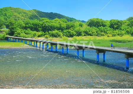 【高知県】盛夏の佐田沈下橋(四万十川) 【高知県】盛夏の佐田沈下橋(四万十川) 81856506