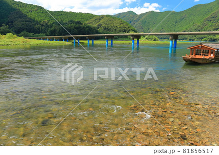 【高知県】盛夏の佐田沈下橋（四万十川） 81856517