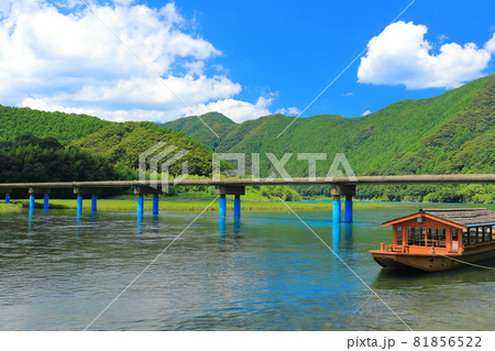 【高知県】盛夏の佐田沈下橋（四万十川） 81856522
