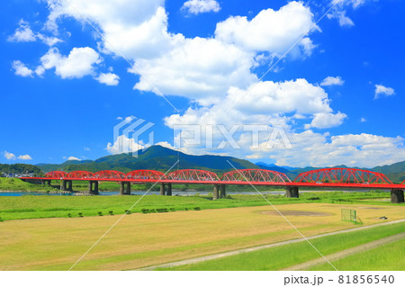 【高知県】晴天下の四万十川橋(赤鉄橋) 81856540